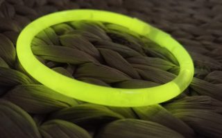 Comment faire fonctionner un bracelet fluo ?