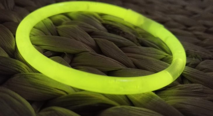 Comment faire fonctionner un bracelet fluo ?