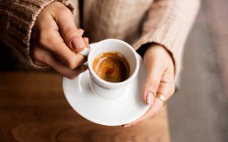 Est-il recommandé de boire son café chaud ou froid pour se rafraîchir ?