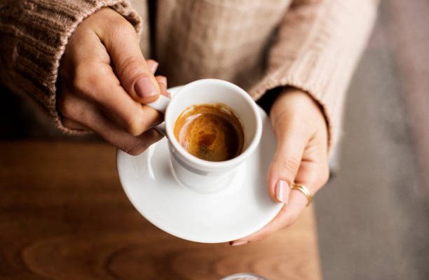 Est-il recommandé de boire son café chaud ou froid pour se rafraîchir ?