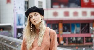 Pourquoi les bérets femme sont-ils associés à la culture française ?