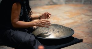 Découvrez le monde fascinant du handpan et du tonguedrum : cours pour tous les niveaux