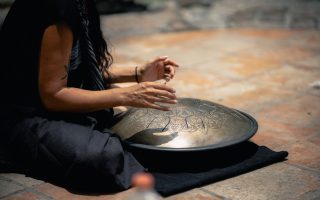 Découvrez le monde fascinant du handpan et du tonguedrum : cours pour tous les niveaux